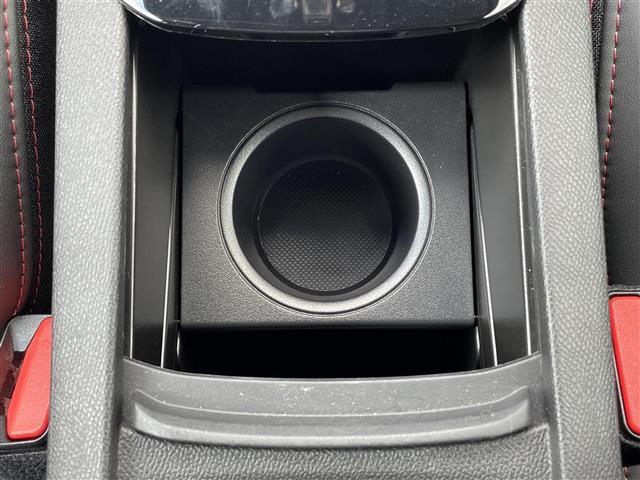 こちらドリンクフォルダーの写真です。破損等ありません。隅々まできれいにしておりますので、一度お客様の目でご確認ください。また別途有料で、室内クリーニングプランあります。是非お任せください！