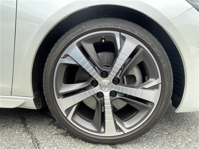 外観にマッチしたホイールの柄になっております。また、各種Aftermarketアルミホイールや、スタッドレスタイヤも取扱いしております。是非ご相談ください。お客様のご納得できる一台を一緒に探しませんか？