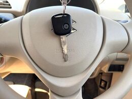 【キーレス】少し離れた場所からでもボタン一つでドアの開錠・施錠ができるのでとっても便利！ドアの鍵穴周りに傷をつけることもありません♪