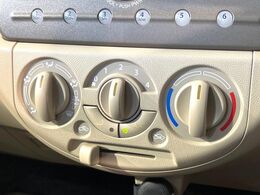 寒い冬も暑い夏も全席に快適な空調を届けてくれる、ダイヤル式エアコンを装備♪