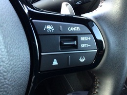 【アダプティブ・クルーズ・コントロール】予め設定した車速内でクルマが自動的に加減速。 前走車との適切な車間距離を維持しながら追従走行し、高速道路でのドライバーの疲労を軽減してくれる嬉しい機能付♪