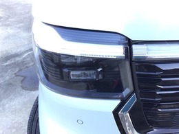 【LEDヘッドライト】大光量で夜道や雨の日の安心感を高めるLEDヘッドライト。周囲の明るさに応じて自動点灯・消灯/ライトの消し忘れも防げるオートライトコントロール付！