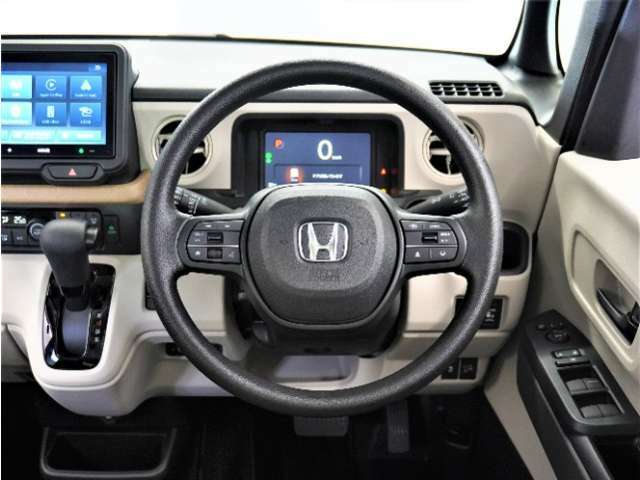 【Honda SENSING】 カメラ等装置で精度の高い検知能力を発揮、安全運転を支援します。ステアリング上のコントローラーに注目！