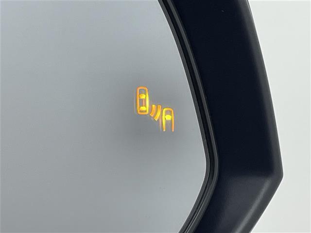 【BSM（ブラインドスポットモニター）】隣車線上の側方および後方から接近する車両を検知すると、検知した側のドアミラーが点灯。その状態でウインカーを出すと、インジケーターの点滅と警報音で警告します。