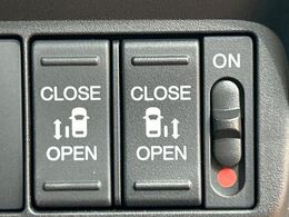 【両側パワースライドドア】スマートキーや運転席のスイッチで後席両側スライドドアの開閉が可能♪電動だから力を入れてドアを開ける必要が無く、小さなお子様でも簡単に開け閉めでき快適です♪