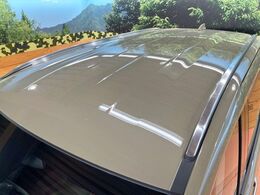 【ルーフレール】外観の魅力を引き立てるとともに、ウィンタースポーツや釣り、ロードバイク等で使う各種ギアを積むキャリア取り付けベースに！アクティブなカーライフを楽しむには必須の装備ですね！