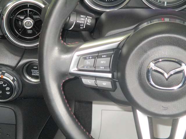 オーディオコントロールスイッチが付いています。ナビを注視することなく操作が可能です。