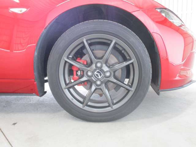 純正ホイール付きです。デザイン性と機能面が高くおススメです。