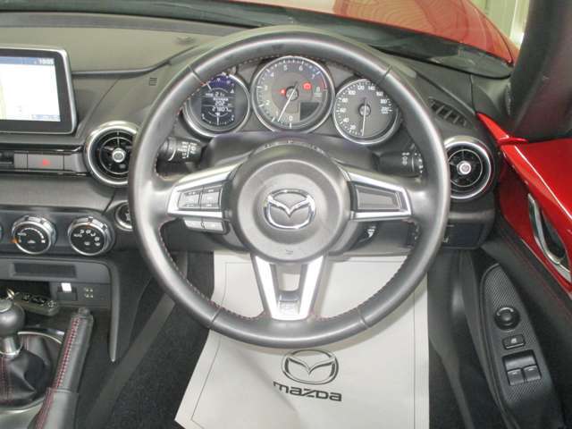 運転するときに触れているところといえば、ハンドルですね。手触りの良い革巻きのステアリングを採用しています。ぜひ、手触りの良さをご体感ください♪