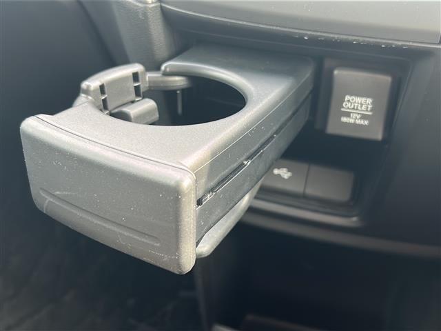 【ドリンクホルダー】長時間のドライブを快適に過ごすために、必須の車内アイテムですね。