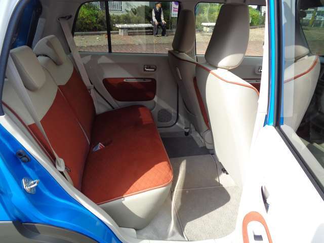 足元にゆとりがあり広々とした後部座席です！