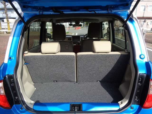 4人乗車時の荷室です。