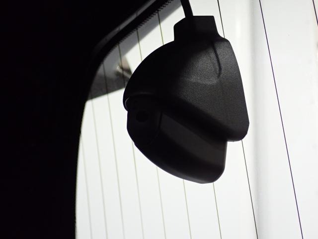 後方用のカメラも備えてあるので『あおり運転』にも対応ができて安心です。ドライブレコーダーは必需品ですね。使うことの無い事が良いのですが・・・。また純正品なのも安心ですね。