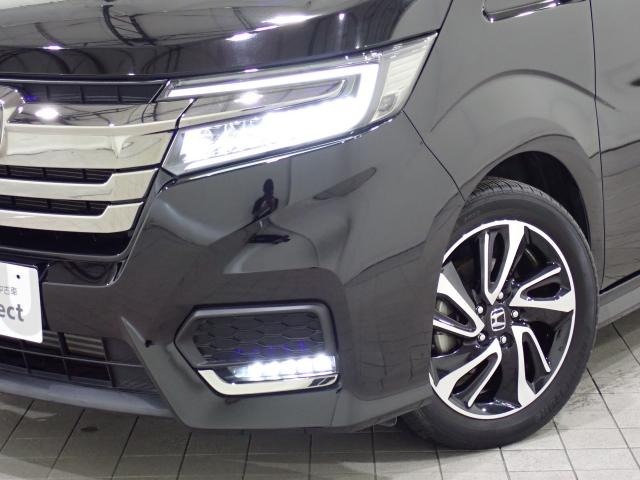 より遠くま照らす安心感のあるLEDヘッドライトとLEDフォグを採用。ウィンカーと連動し交差点などで進行方向の内側を照らし、右左折時の歩行者などをより見やすくするアクティブコーナーリングライト機能も装備