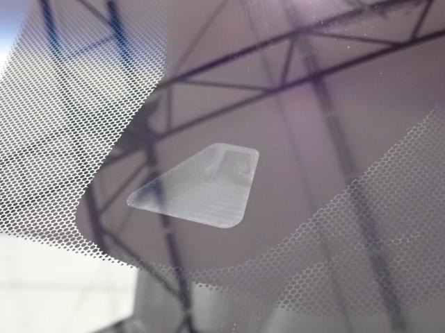 ホンダセンシングのカメラにより標識認識機能や先行車発進お知らせ機能に誤発進抑制機能と車線維持支援に設定した車速内で適切な車間距離を保ってくれる安全・快適機能搭載の先進システムです