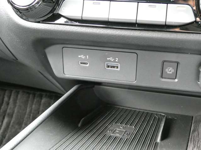 USBも2ポートありますので同乗者の方との同時充電もできますよ
