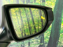 【ブラインドスポットモニター】走行中、ドアミラーの死角になりやすい箇所に後続車が接近するとサイドミラーのレンズに警告を表示！ドライバーに注意喚起をしてくれます。