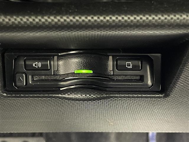 【ETC】有料道路を利用する際に料金所で停止することなく通過できる、ETC車載器（ノンストップ自動料金収受システム機器）が装備されています。セットアップを行うことで利用可能になります。