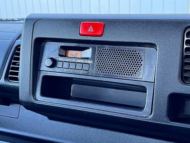 当店は陸運局認証工場を併設しております！自社工場にて車検整備（24ヶ月点検）または、納車点検整備（法令12ヶ月点検）を行い、記録簿を発行したうえでご納車させて頂きます！