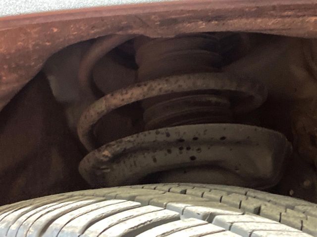 お車を安心してお乗りいただく為には、足回りの定期点検が欠かせません。サービスサポート（有償保証）では無料点検もご提供しており、安心のカーライフをお過ごしいただけるサポート体制が整っています。