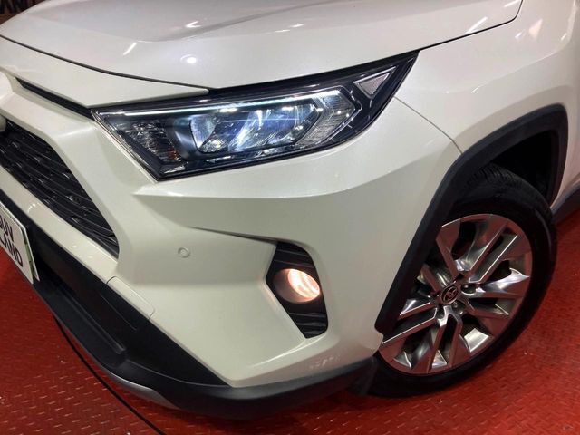 【LEDヘッドライト】悪天候や夜間走行時も良好な視界を確保し安心して運転できる高輝度LEDヘッドライトを装備！点灯速度が早く、消費電力も抑えられています。