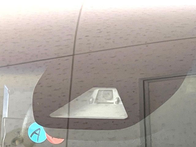 【ホンダセンシング】走行中に前方の車両等を認識し、衝突しそうな時は警報とブレーキで衝突回避と被害軽減をアシスト。より安全にドライブをお楽しみいただけます。