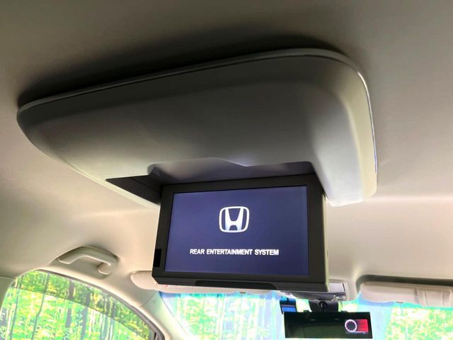 【フリップダウンモニター】大画面モニターで後席でもエンタメをお楽しみいただけます。小さなお子様にも大人気の装備です♪
