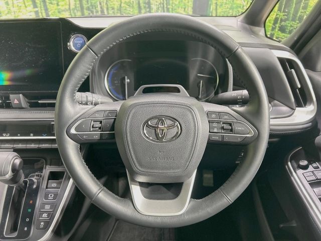 【純正革巻きステアリング】上質な革を使用することで、手にしっかり馴染みとても運転しやすいハンドルです♪