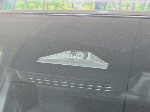 【プリクラッシュセーフティ】前方の車両等を検知し、衝突しそうな時は警報で注意を促し、ブレーキを踏む力をサポート。ブレーキを踏めなかった場合は衝突被害軽減ブレーキが作動、衝突回避をサポートします。