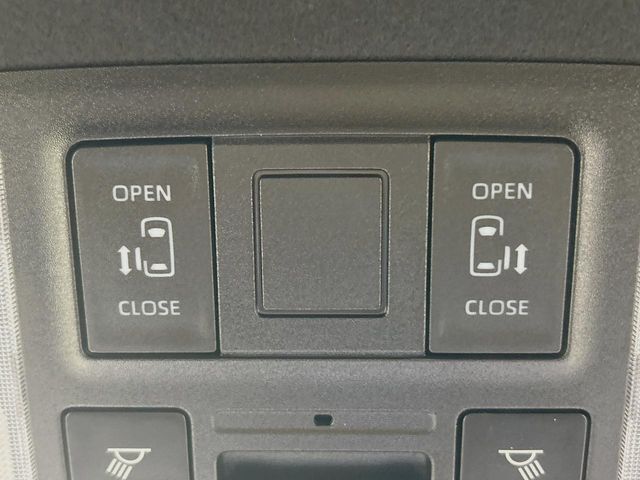 【両側パワースライドドア】スマートキーや運転席のスイッチで後席両側スライドドアの開閉が可能♪電動だから力を入れてドアを開ける必要が無く、小さなお子様でも簡単に開け閉めでき快適です♪