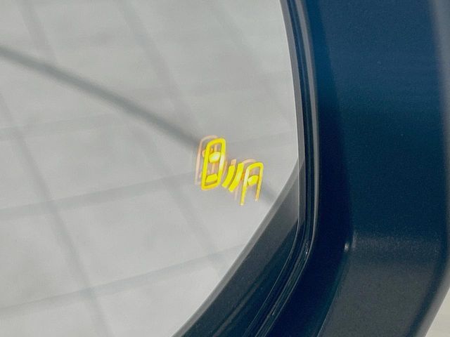 【ブラインドスポットモニター】走行中、ドアミラーの死角になりやすい箇所に後続車が接近するとサイドミラーのレンズに警告を表示！ドライバーに注意喚起をしてくれます。