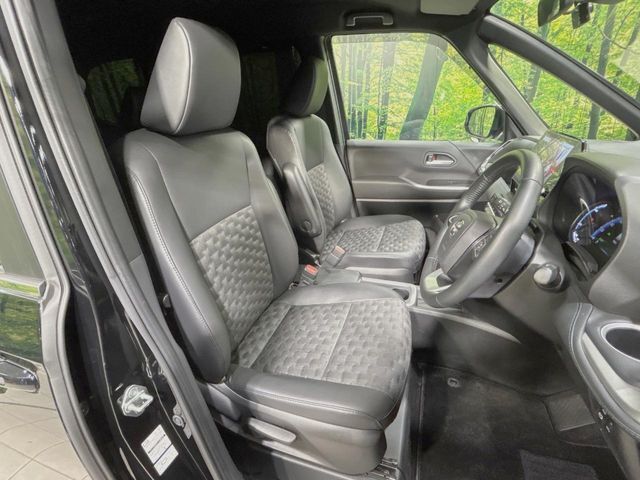 【ハーフレザーシート】高級感と座り心地を両立した人気のシート♪背面・座面のファブリック素材は、通気性の良さや滑りにくさに優れています。気温や服装に左右されず快適にお乗りいただけます。