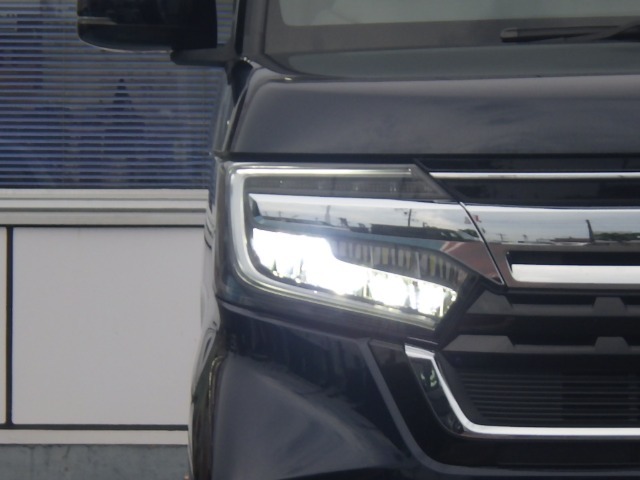 ★LEDヘッドライト搭載★ 白っぽく光る明るく省電力なLEDライト！先進的な白い輝きでフロントフェースを引き締めます☆