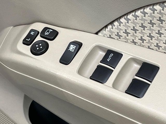 【電動格納ミラー】サイドミラーは電動格納式となっており、狭い駐車場でもキズがつくリスクを抑えられます。