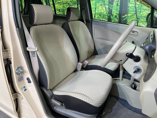 運転席シート廻りは使用感も少なく、良好な状態となっています。丁寧に使われていたことがよくわかりますね。