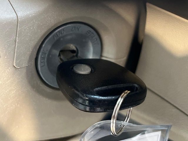 【キーレス】少し離れた場所からでもボタン一つでドアの開錠・施錠ができるのでとっても便利！ドアの鍵穴周りに傷をつけることもありません♪