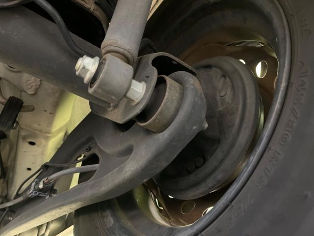 お車を安心してお乗りいただく為には、足回りの定期点検が欠かせません。サービスサポート（有償保証）では無料点検もご提供しており、安心のカーライフをお過ごしいただけるサポート体制が整っています。