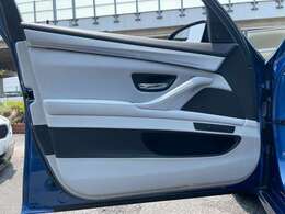 HUD　iDriveナビ　TV　トップビュー+サイドビューカメラ　　エアシート　シートヒーター　ベンチレーションシート　コンフォートアクセス　パドルシフト