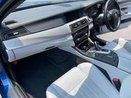 シルバーストーンIIレザー　パーフォレーテッド・フルレザー・メリノ（OP）アルミニウム・トレーストリム（OP)　Mライト・アロイホイール（OP）　ソフトクローズドア　パワートランク