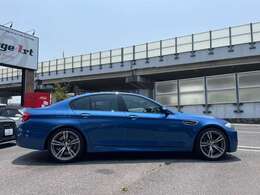 シルバーストーンIIレザー　パーフォレーテッド・フルレザー・メリノ（OP）アルミニウム・トレーストリム（OP)　Mライト・アロイホイール（OP）　ソフトクローズドア　パワートランク