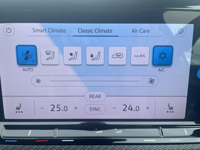 運転席・助手席独立温度調整機能付き3ゾーンAUTOエアコン