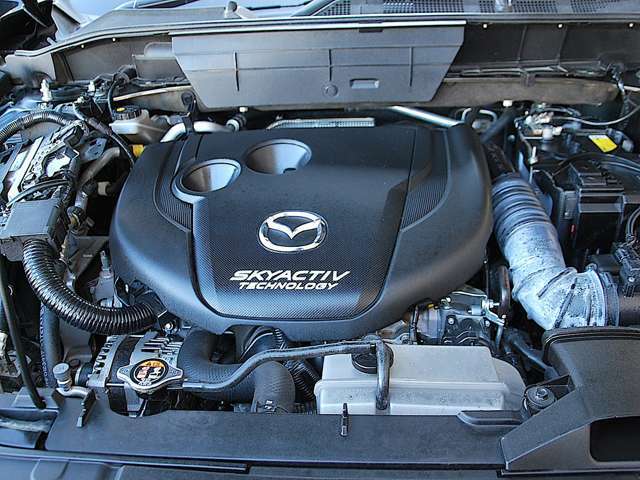 新世代クリーンディーゼルエンジン、SKYACTIV-D　2.2　走りの楽しさと環境性能を両立。走りを存分に楽しめて、それでいて環境をも考えている賢いエンジンなんです。