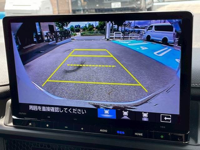 【カラーバックモニター】を装備しております。リアの映像がカラーで映し出されますので日々の駐車も安心安全です。