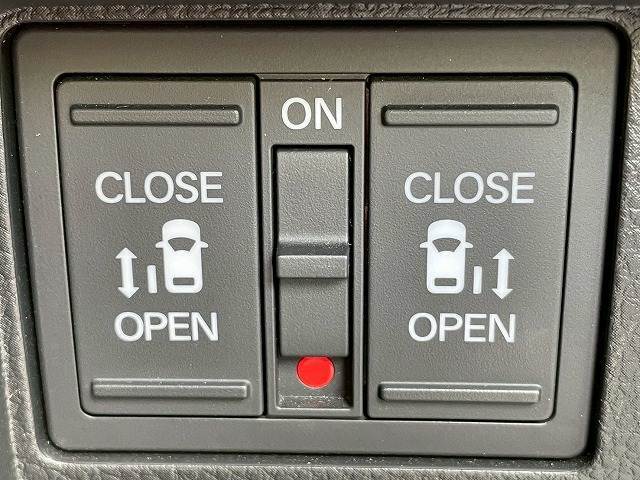 【両側電動スライドドア】運転席よりボタンひとつで開閉可能なスライドドアです。雨の日のお迎えの時など役立ちますね。
