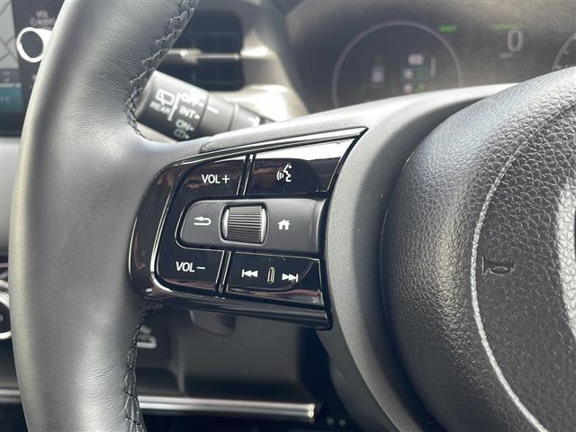 【ステアリングスイッチ】運転中に目線を下げることなく、ナビ操作・音量調節ができる機能です♪