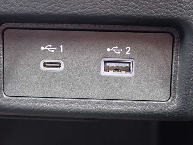 車内にUSBハブがありスマホやゲームの充電などとっても便利です♪