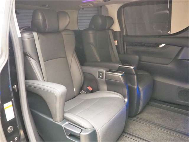 ゆとりある広々とした車内空間は、ドライブを始め買い物やレジャーなど、幅広く活躍します。一人でもみんなとでもお出かけを楽しみましょう！