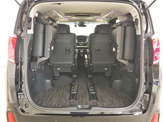 3列目シートは跳ね上げ式で折りたたみ可能です。キャンプ用品など大きな荷物もばっちり収納可能です！