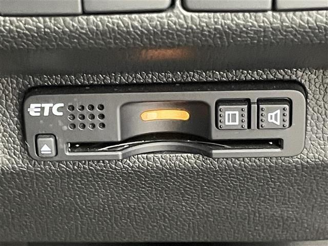 【ETC】有料道路を利用する際に料金所で停止することなく通過できる、ETC車載器（ノンストップ自動料金収受システム機器）が装備されています。セットアップを行うことで利用可能になります。