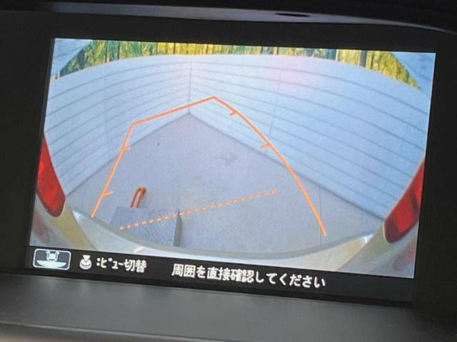 【バックカメラ】駐車時に後方がリアルタイム映像で確認できます。大型商業施設や立体駐車場での駐車時や、夜間のバック時に大活躍！運転スキルに関わらず、今や必須となった装備のひとつです！